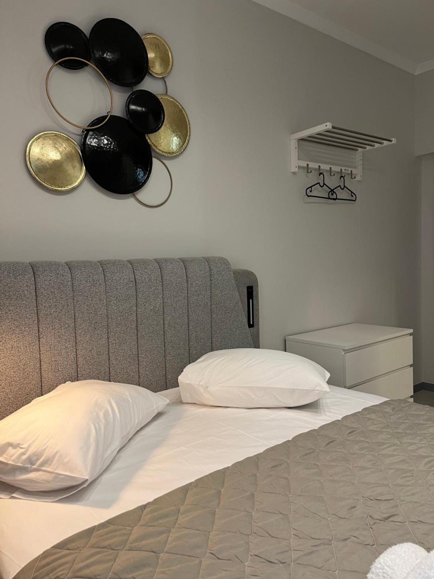 Aura By Zeus Apartment *