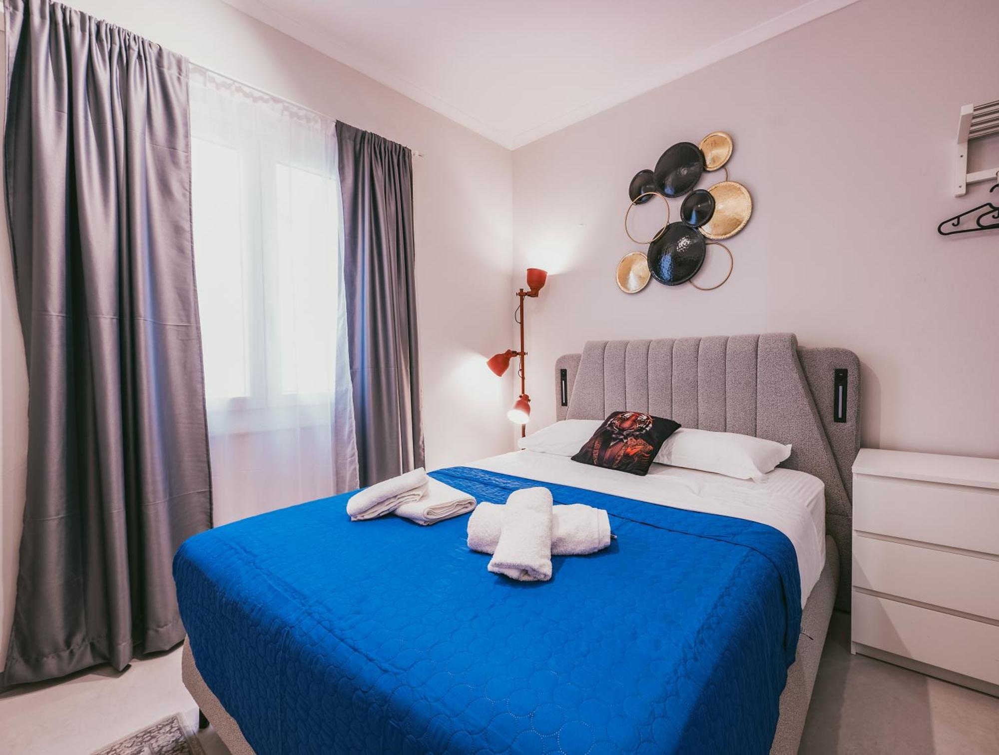 Aura By Zeus Apartment